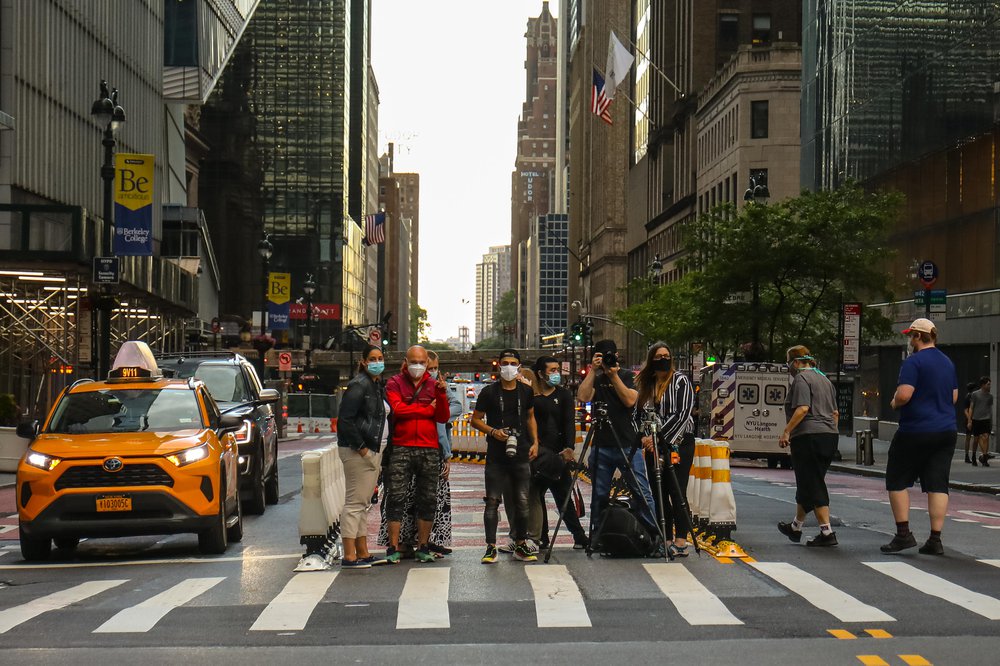 People waiting on the streets of NYC to get photos of the Manhattanhenge event