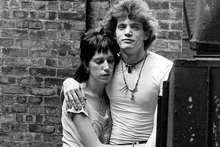 Smith and Mapplethorpe on the balcony of Hotel Chelsea.