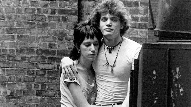 Smith and Mapplethorpe on the balcony of Hotel Chelsea.