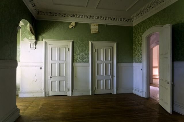 phpYwVMrlPM.jpg The living room.