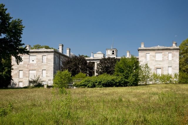 phpdNURTAPM.jpg Back of the R95 building (Naval Hospital). Constructed 1830-1838.