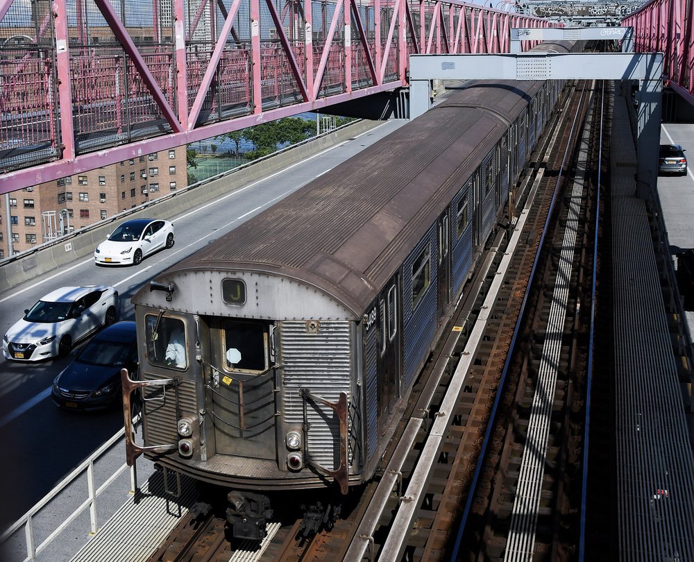 An R-32 train on the Williamsburg bridge, in temporary service as a Z in 2020.