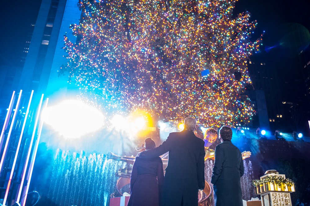 Mayor de Blasio, his wife Chirlane McCray, and Rob Speyer look at the illuminated tree