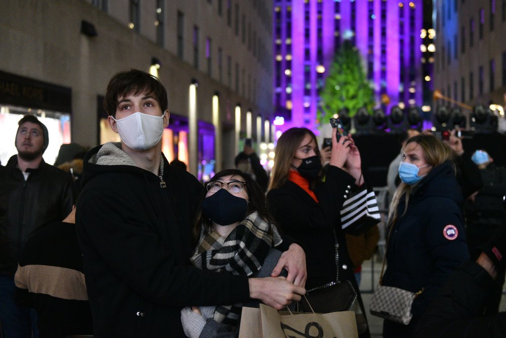 The public tries to see the tree lighting