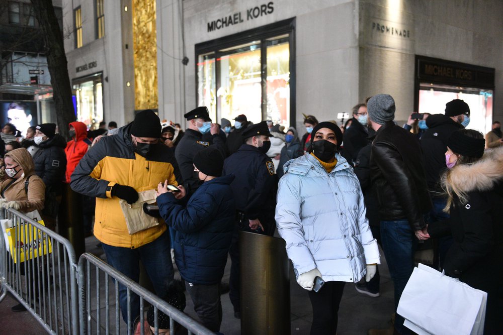 The public tries to see the tree lighting