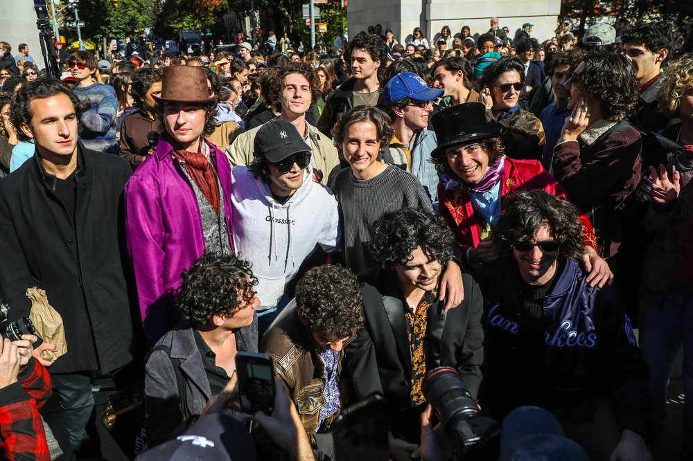 A crowd of doppelgängers prepare for their chance at the crown.