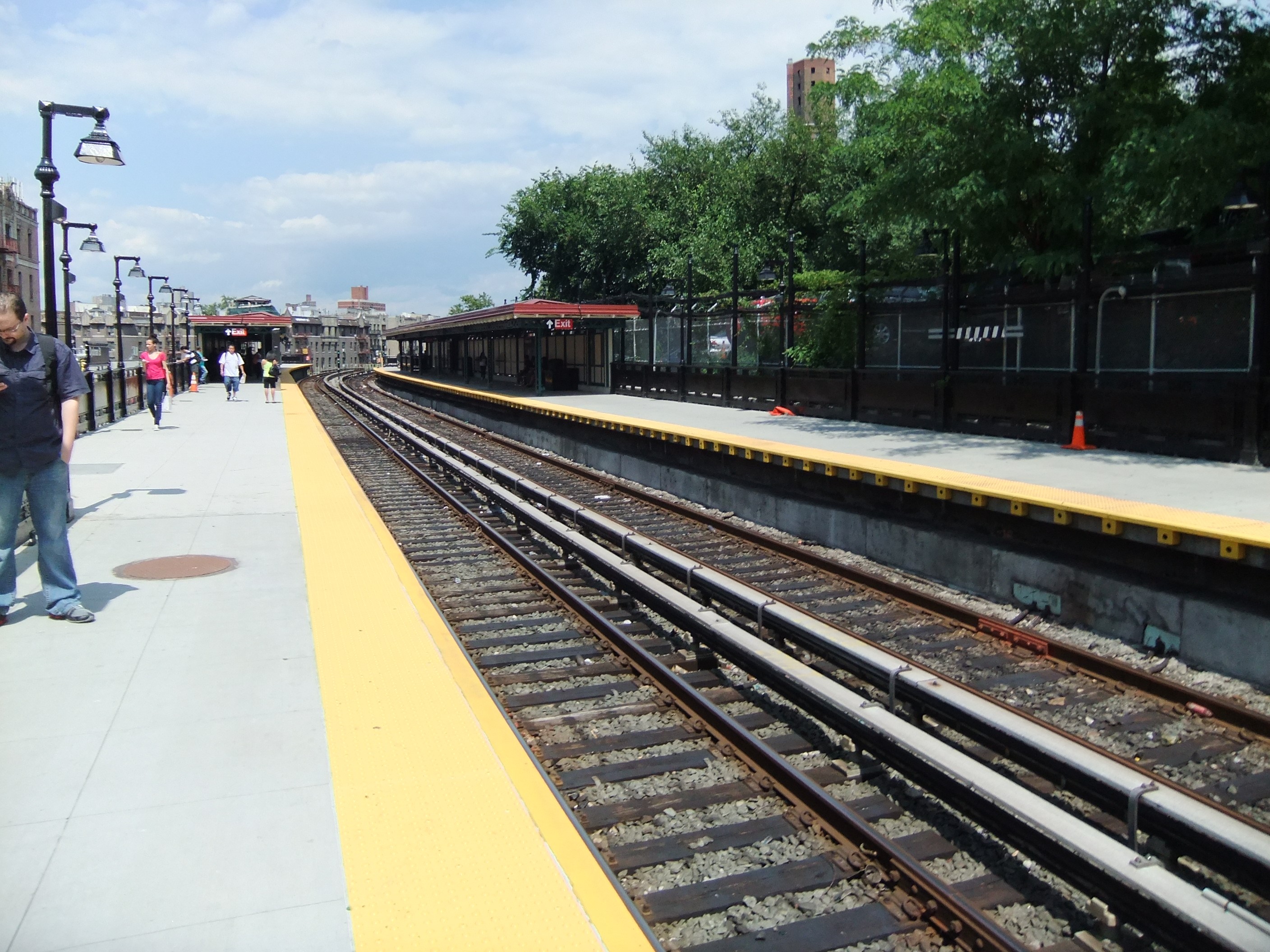 2 teens slashed with scalpel, robbed of Nike sneakers, at NYC subway station, police say