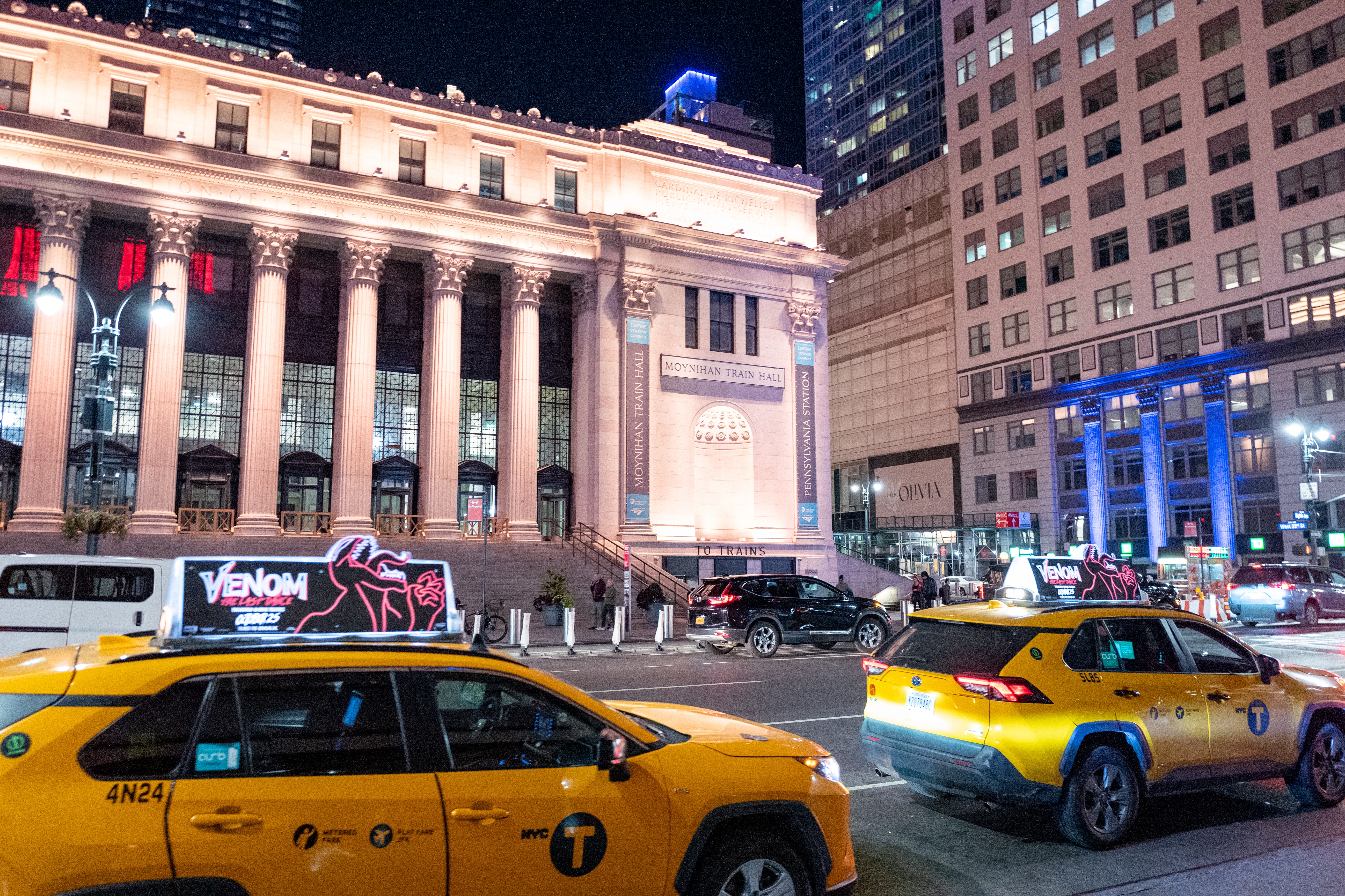 Man taken into custody for stealing taxi, threatening driver in Midtown, NYPD says