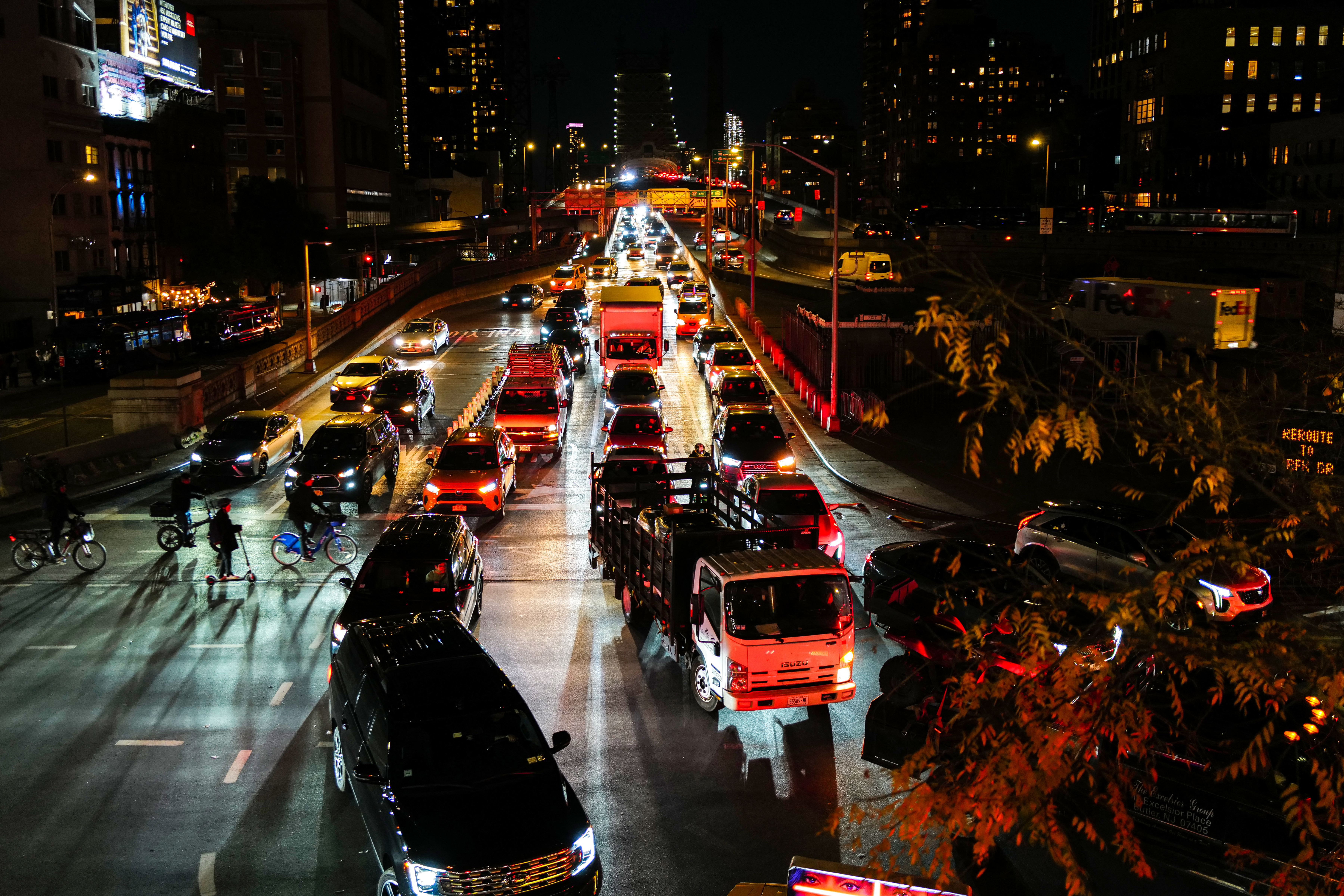 A long line of cars driving into Manhattan over the Queensboro Bridge.