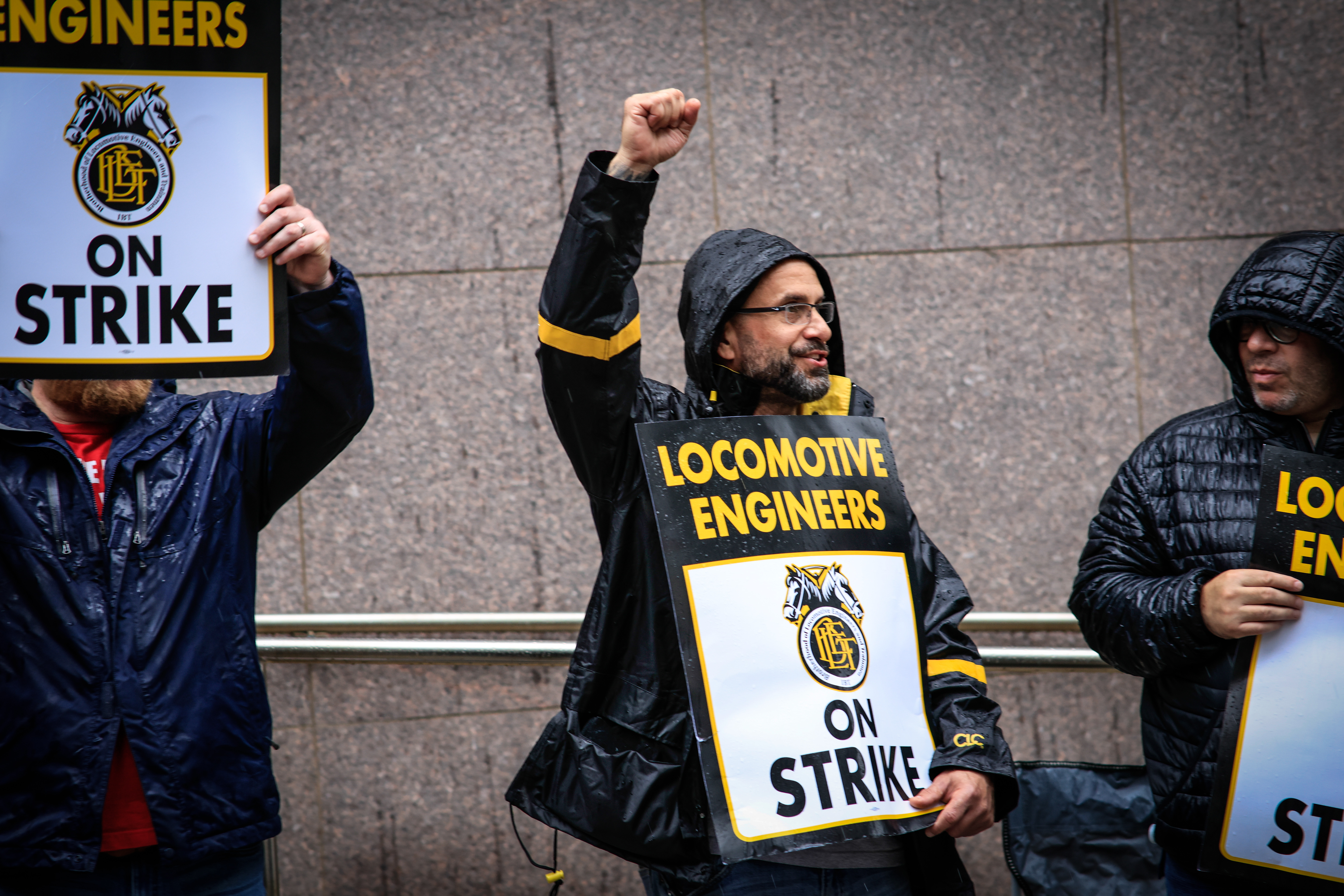 Tentative deal ends NJ Transit strike, train service to resume for Monday commute, union says