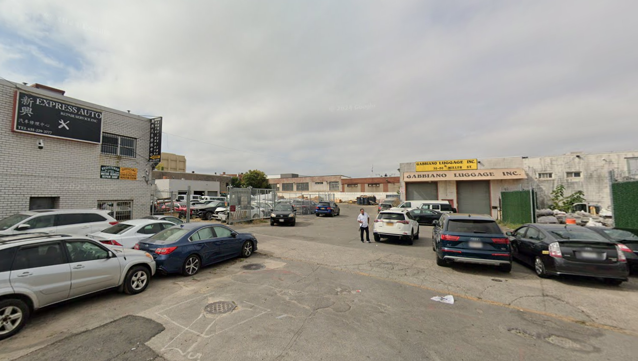 NYPD: Police fire at suspects driving stolen car toward officers, no reported injuries