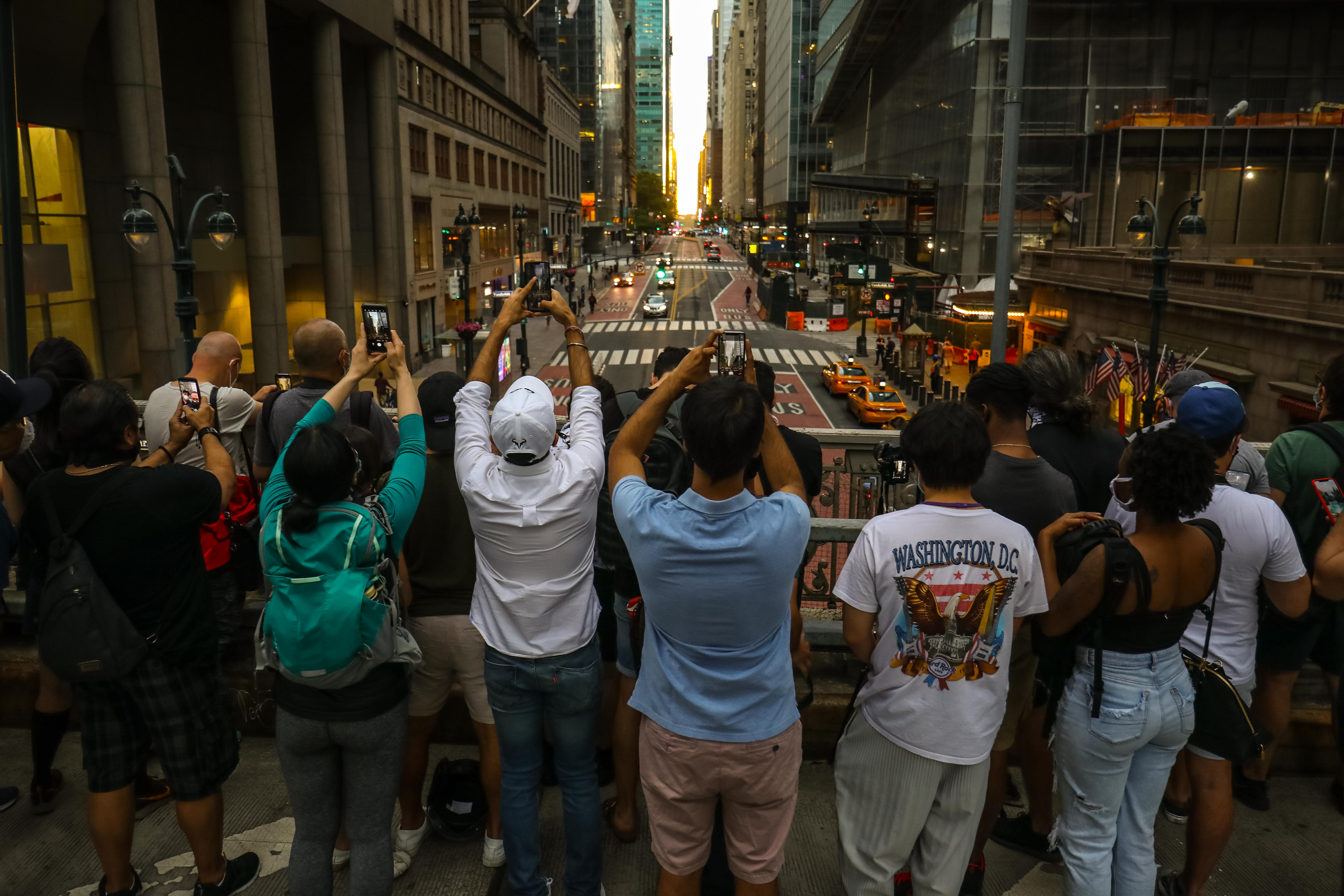 People waiting on the streets of NYC to get photos of the Manhattanhenge event