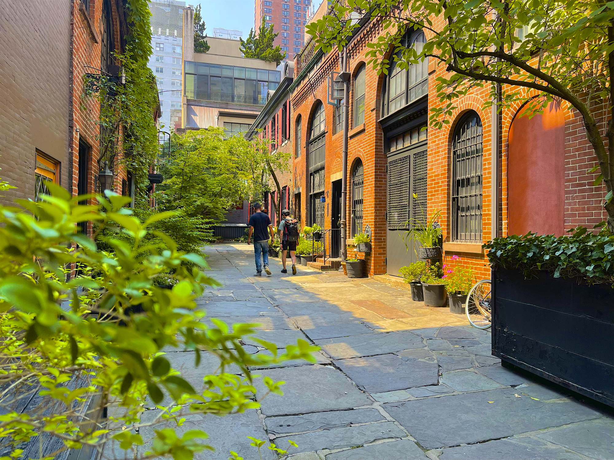Extra Extra: Would you look at this magical little street in Murray Hill