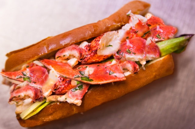 picture of a lobster roll